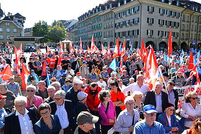 Ältere Demonstrantinnen und Demonstranten feiern bei einer von der Gewerkschaft Unia mitorganisierten Aktion in Bern das 75-jährige Bestehen der AHV und werben für die AHVx13-Initiative.